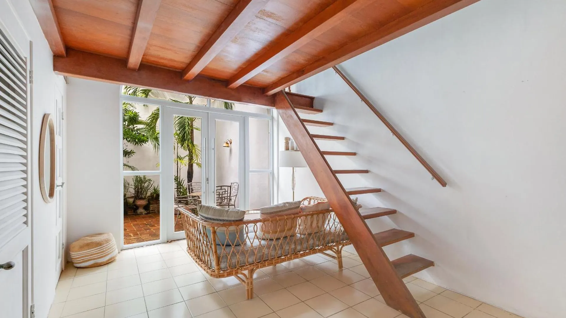 Spacious Colonial Gem With Artistic Flair Old 圣胡安